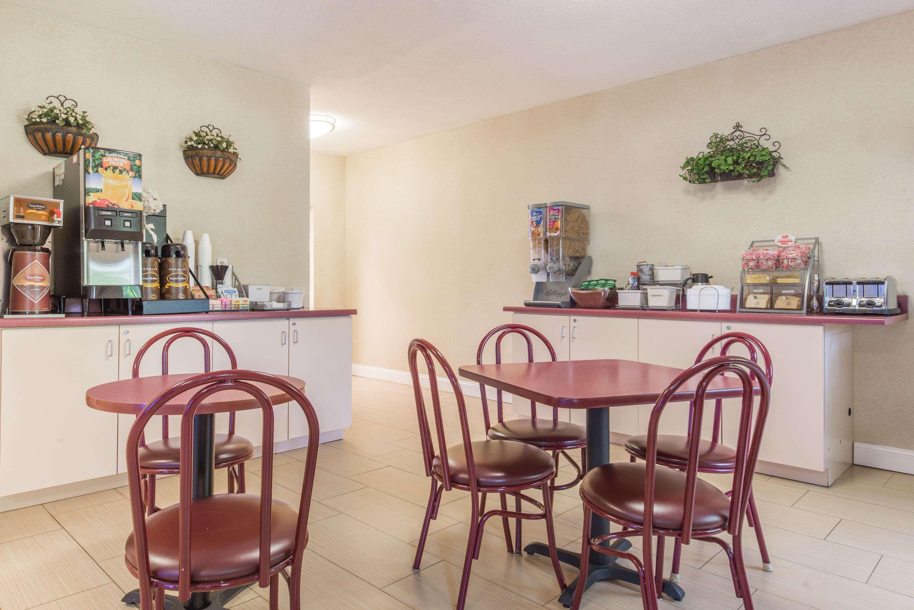 Super 8 By Wyndham St Charles Ξενοδοχείο Saint Charles Εξωτερικό φωτογραφία